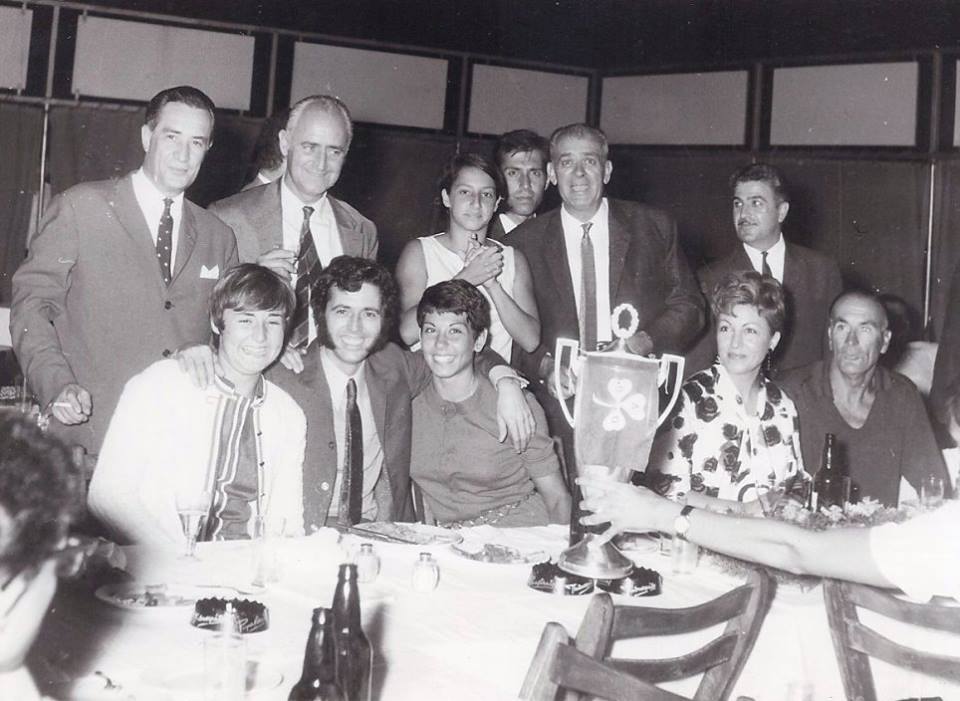 Οι πρωταθλητές του 1968 διασκεδάζουν την κατάκτηση του ιστορικού πρωταθλήματος στο κέντρο «13», με τον δημοφιλή τραγουδιστή Σταμάτη Κόκοτα. Όρθιοι : Μιχάλης Πολέμης, Μάνος Λομβάρδος, Ελιάνα Λούη, Ανδρέας Ζώτος, Νίκος Σωτηρίου, Γιώργος Χαλκιόπουλος (ο εκδότης των Παναθηναϊκών Νέων). Καθιστοί : Μαίρη Λομβάρδου, Σταμάτης Κόκοτας, Τζένη Σωτηρίου, η κυρία Σωτηρίου και Βίγκο Τσβιέτκοβιτς (προπονητής). 