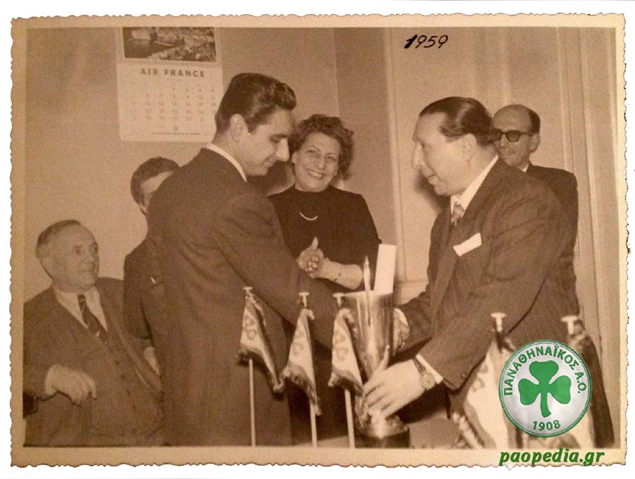 Ο ιδρυτής του Παναθηναϊκού Γιώργος Καλαφάτης βραβεύει, το 1959, τον ποδηλάτη του Ομίλου Πάρι Τσαφαντάκη για τις αγωνιστικές του επιτυχίες.