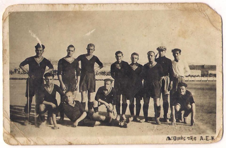Φωτογραφία της ΑΕΚ στις αρχές της δεκαετίας του 1930. Διακρίνονται όρθιοι από αριστερά οι Ηλιάσκος, Ιερεμιάδης, Μούγκρας, Δεληκάρης, Πάτροκλος, Δημόπουλος, Γιάμαλης και καθιστοί οι Παρασκευάς, Κωνσταντινίδης, Νεγρεπόντης και Μάλλιος. Με πολιτικά στην άκρη δεξιά, ο τότε επιθετικός του Παναθηναϊκού Αντώνης Τσολίνας.