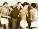 Ο Χάρι Γκέιμ, μαζί με ποδοσφαιριστές του Παναθηναϊκού (διακρίνονται οι Λινοξυλάκης, Πανάκης και Νεμπίδης) σε μία στιγμή έντασης στο γήπεδο της Λεωφόρου. Με το καπέλο και τα γυαλιά, ο Ανδρέας Βγενόπουλος.