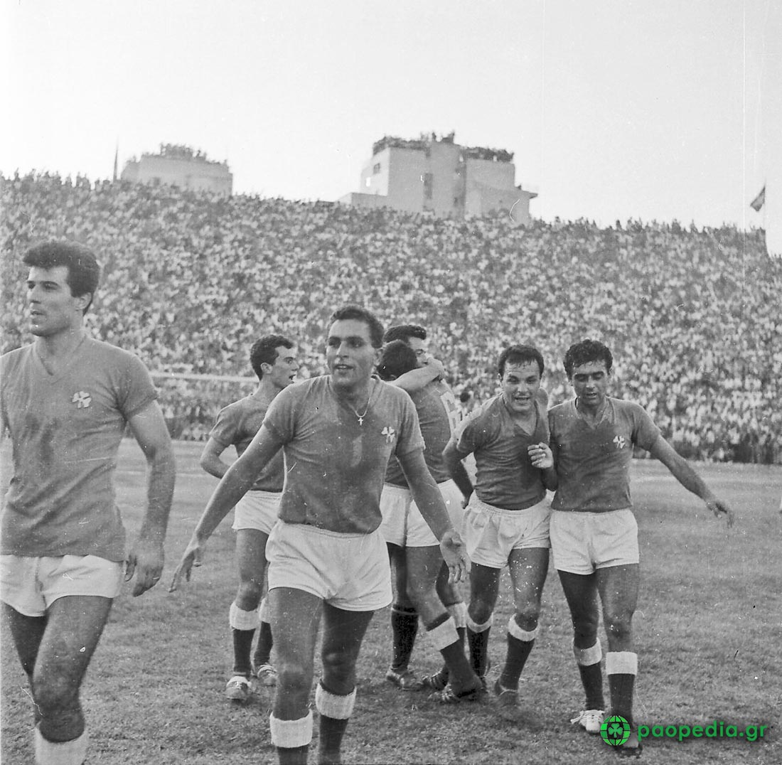 Παναθηναϊκός Γιουβέντους 1-1 (1961) - πανηγύρια των ποδοσφαιριστών - Βαγγέλης Πανάκης, Γιάννης Νεμπίδης, Μίμης Δομάζος, Ανδρέας Παπαεμμανουήλ