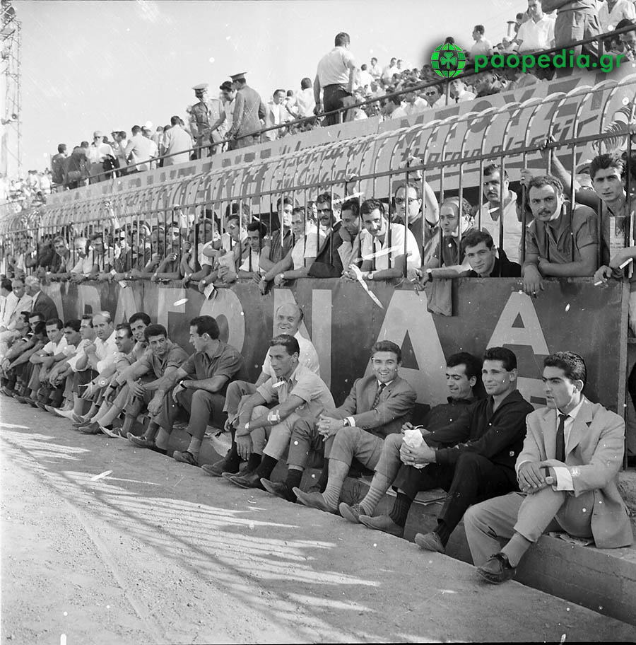 Παναθηναϊκός - Γιουβέντους 1-1 - 1961 -  Γιώργος, Σιδέρης  Κώστας Νεστορίδης και Κώστας Πολυχρονίου παρακολουθούν το ματς. Paopedia.gr