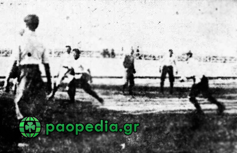 Η παλαιότερη ποδοσφαιρική φωτογραφία. Σύμφωνα με κάποιες πηγές, προέρχεται από αγώνα του Πανελλήνιου με τον Ποδηλατικό Σύλλογο Αθηνών το 1899. Ωστόσο, ίσως να είναι κατά λίγα χρόνια μεταγενέστερη. Πρόκειται πάντως για ένα πολύ σπάνιο και μεγάλης ιστορικής αξίας ντοκουμέντο.